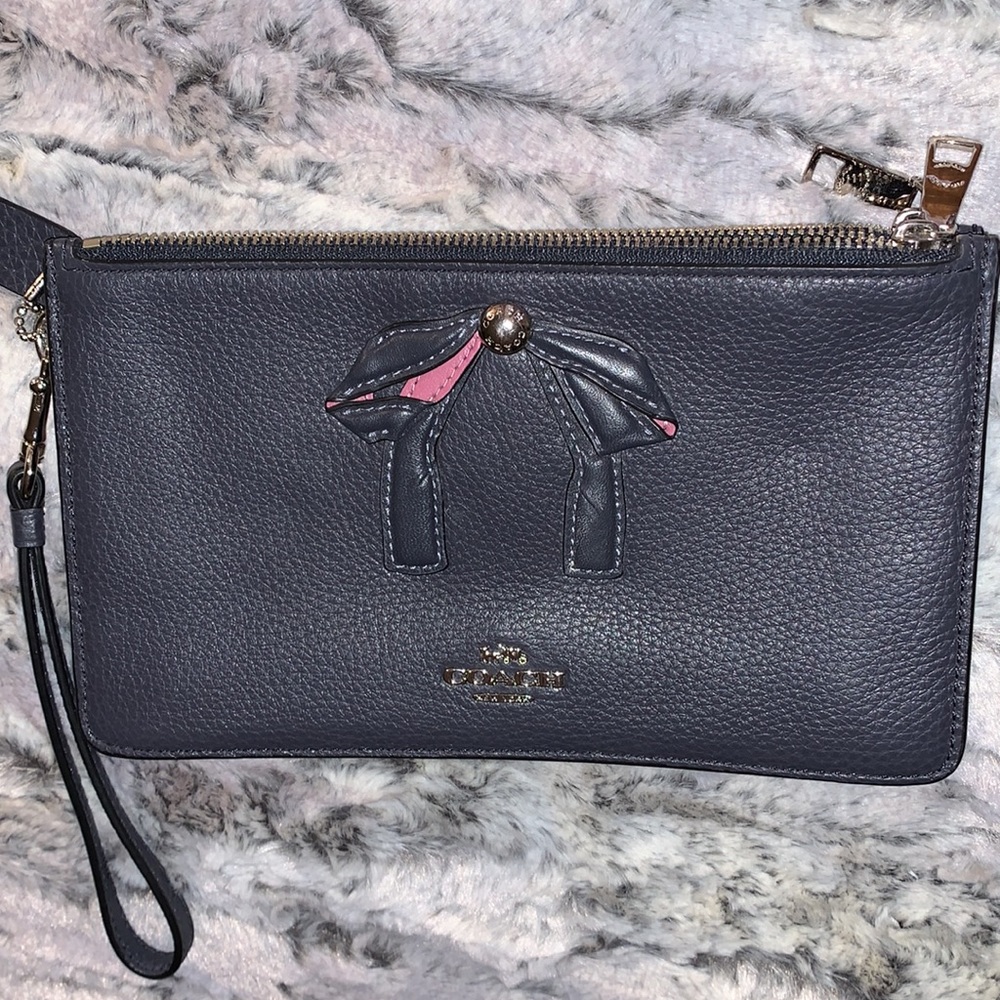 EUC Coach Pebble Leather Midnight Blue Wristlet